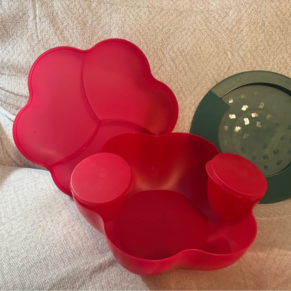 Tupperware Red and Dark Green Bowl Set